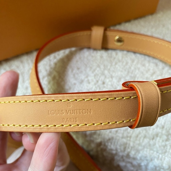 Louis Vuitton loop handbag 2022 - Picture 6 of 16